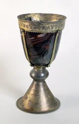 宝石と国境の碑文と聖杯